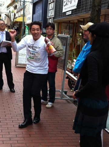 沖縄県住みます芸人・空馬良樹「チャンパク・お笑いツアーガイドデビュー」会見。(c)吉本興業