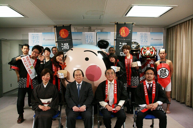 岡山県「住みます芸人」江西あきよしが、湯原温泉郷の「お笑い芸人番頭」に就任。会見には未知やすえ、シルク、宇都宮まきも出席。(c)吉本興業