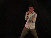 ワンドロップ・こがけん。「ドラゴンクエスト」のテーマ曲を使った洋楽では出だしの歌詞をめぐってZENにいじられた。