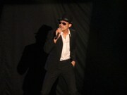 歌声は完璧なこりゃめでてーな伊藤の「タイガー＆ドラゴン」（クレイジーケンバンド）。歌詞は不明だった。