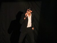 歌声は完璧なこりゃめでてーな伊藤の「タイガー＆ドラゴン」（クレイジーケンバンド）。歌詞は不明だった。