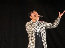 「かもめが翔んだ日」（渡辺真知子）を悲しいエピソードとともに披露したエハラマサヒロ。