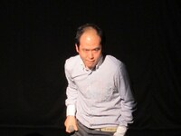 トレンディエンジェル斉藤は舞台の端から端まで使って熱唱。