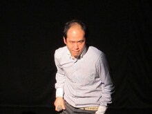 トレンディエンジェル斉藤は舞台の端から端まで使って熱唱。