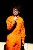 大会の主催者、選手、審判を務めるBコース・ナベ。ロンブー亮の登場に驚いた徳井から「亮さんにまでオファーを出したん？」と聞かれるも、「ごはんを出した？」と残念な聞き間違い。(c)藤澤孝代（フォトプロ）