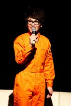 大会の主催者、選手、審判を務めるBコース・ナベ。ロンブー亮の登場に驚いた徳井から「亮さんにまでオファーを出したん？」と聞かれるも、「ごはんを出した？」と残念な聞き間違い。(c)藤澤孝代（フォトプロ）