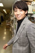 初めてSO-FAを見た綾部は困惑しきりで、何度もナベの代わりに謝罪。「カワムラくん」で販売予定の写真一例。(c)藤澤孝代（フォトプロ）