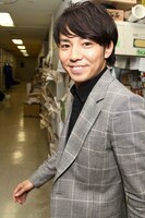 初めてSO-FAを見た綾部は困惑しきりで、何度もナベの代わりに謝罪。「カワムラくん」で販売予定の写真一例。(c)藤澤孝代（フォトプロ）