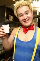 まさかの芸人モノマネを見せたガリットチュウ福島。「カワムラくん」で販売予定の写真一例。(c)藤澤孝代（フォトプロ）