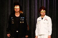 ナベから贈呈されたゴールドサングラス。ナベは「これをチャンピオンベルトのように防衛してほしい」と語った。(c)藤澤孝代（フォトプロ）