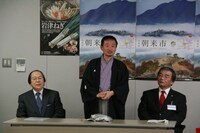 兵庫県朝来市の「朝来市観光大使」に就任した鶴笑（中央）。