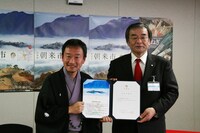 兵庫県朝来市の「朝来市観光大使」に就任した鶴笑（左）。