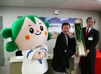 兵庫県朝来市の「朝来市観光大使」に就任した鶴笑（中央）。