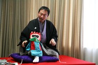 パペット落語の「朝来市バージョン」を初披露した鶴笑。