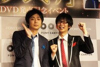 DVDに収録されているVTR企画「親に電話」について「あとで永沢のお母さんにガチで怒られた」と語った佐々木（左）。