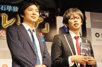 「『プレミア』というお題で一発ギャグを」と記者にふられ、しばらく考えた後「プレ、ミャー！」と猫のように鳴いてみせた佐々木（左）。