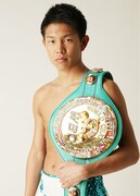 決勝進出発表のプレゼンターを務めるWBC世界ミニマム級王者・井岡一翔。