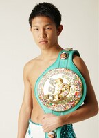 決勝進出発表のプレゼンターを務めるWBC世界ミニマム級王者・井岡一翔。