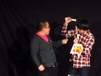 酒井が発明した持ち運び用ドッキリ看板。連載ではこれまで4つの発明を紹介している。