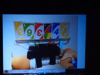 「UNOと言い忘れない」発明品では、あと1枚になったら光るランプ、「UNO」と自動で言うスピーカー、敗北時の言い訳用サポーター、自爆装置と充実の機能付き。