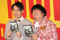 バナナマン。会見では、DVDに収録されているコント「Ashamed」の創作秘話でも下ネタトークで盛り上がった。