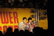 イベントの様子。日村が「今年のライブ前には本歯を入れる」と宣言すると、会場からは温かい拍手が沸き起こった。