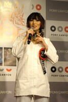 「王冠を用意してもらったが、ぜんぜんサイズが違う」と王冠をかぶれないことを嘆いた鳥居。