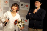 作品のダイジェスト映像を鑑賞する鳥居とすぎ。（左から）。