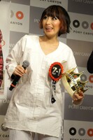 作品のダイジェスト映像を鑑賞する鳥居。