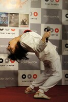 自身が勧める映画「ラスト・エクソシズム」のジャケット写真を模写する鳥居。