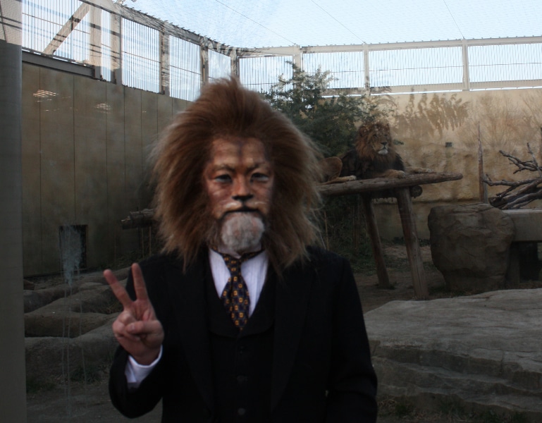 リアルなライオンの生態を観察するため動物園を訪問するバカリズム。自らもライオンの特殊メイク姿で意気込みを見せる。