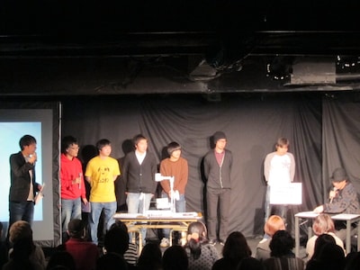 「しゃべるマンガ」に出演したエレキコミック今立、古泉智浩、小田原ドラゴン、大橋裕之、河井克夫、ピョコタン、ミミズグチュグチュ、枡野浩一。