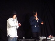 MCのエレキコミック・やついと鹿野淳。