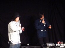 MCのエレキコミック・やついと鹿野淳。