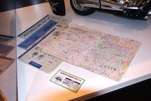 「コスモキャベツのキャベツノート」。喫茶店「コスモキャベツ」に置かれているこの落書きノートには、バカルディ時代の大竹に関する書き込みが残されている。DVDのVol.14「自由が丘」編にエピソードが収録。