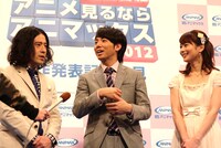 会見後の囲み取材の様子。