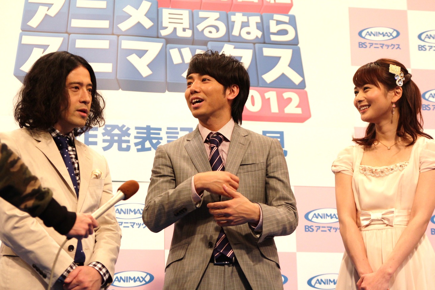 会見後の囲み取材の様子。