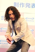 「春の特別番組 アニメ見るならアニマックス 2012」制作発表記者会見で「かめはめ波」を放とうと“気”を溜める又吉。