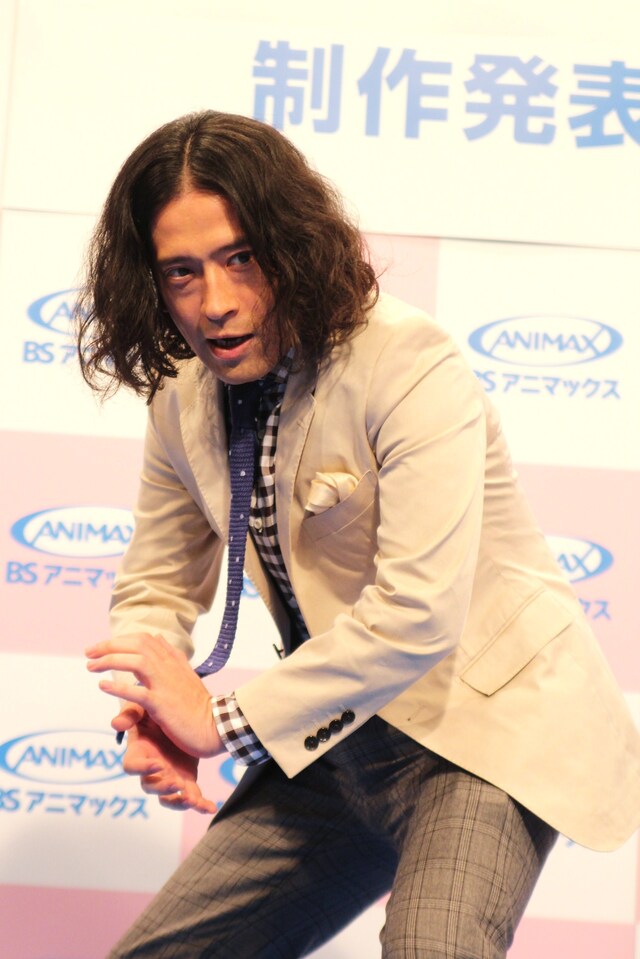 「春の特別番組 アニメ見るならアニマックス 2012」制作発表記者会見で「かめはめ波」を放とうと“気”を溜める又吉。