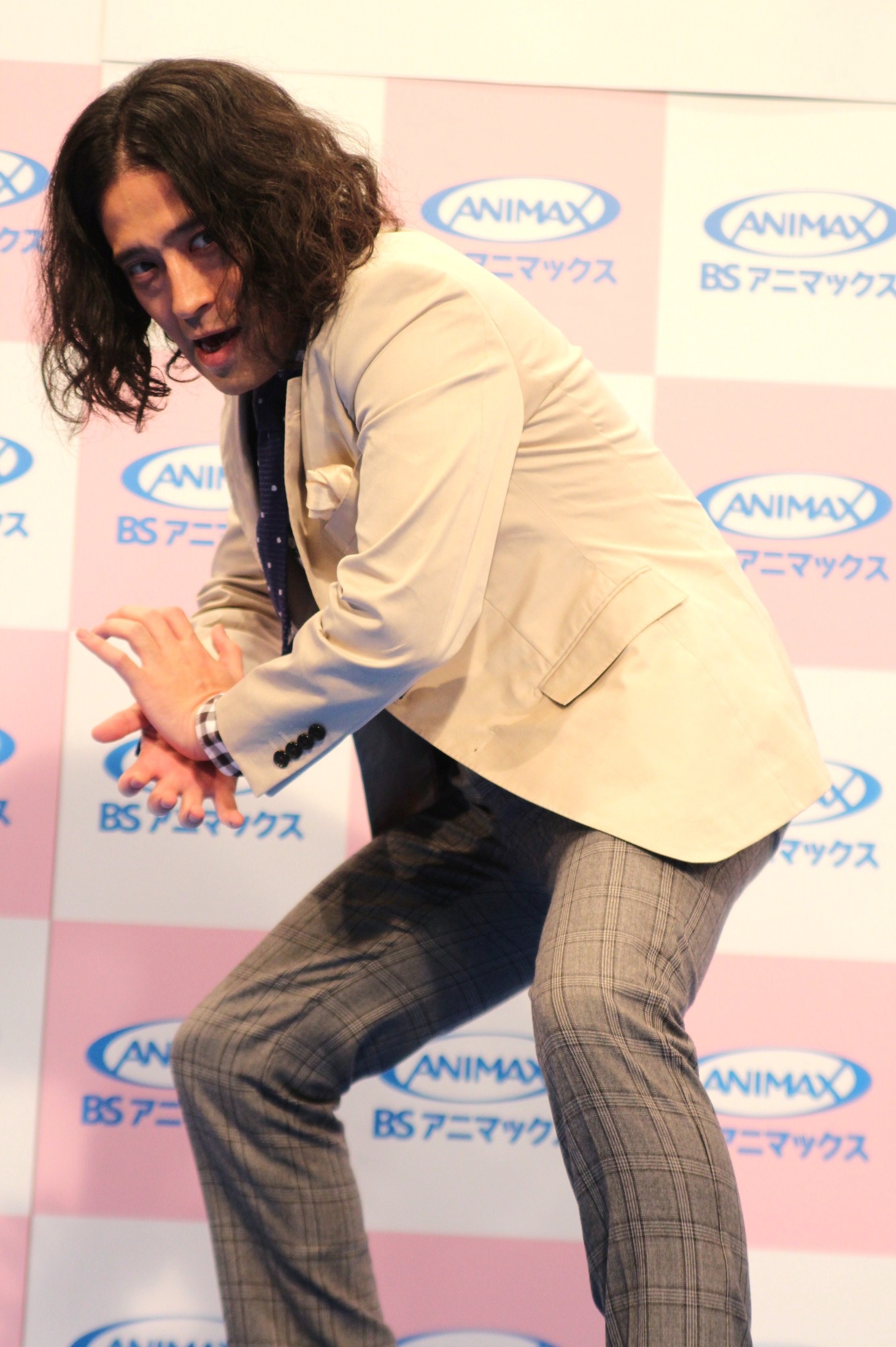 「かめはめ波」を放とうと構える又吉。