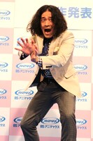 「かめはめ波」を放つ又吉。