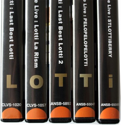 ロッチのDVD5本を並べた背表紙。
