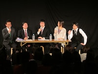 観客の質問から選挙の話に突入。山里は「立候補者にもウイイレみたいにパラメーターがあるといい。こいつキャラだけだな、とか」とコメント。