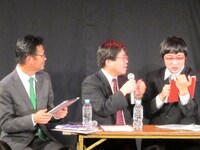 iPadで「朝日新聞デジタル」を読む山里。安井も「インクが手につかなくていい」とオススメ。