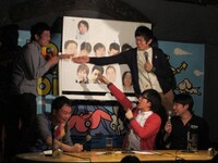 塚地派の岡野は、おおかわらと仲がいいことからAKB48のDVDも一緒に鑑賞。両派閥を股にかけていることを責められると、またも和田から「わしわい！」が飛び出した。