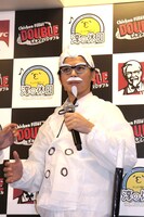 ニブンノゴ！森本は、レインコートでカーネル・サンダースに変身。コントなどでおばあちゃんに変身するためのカツラを白く染めたほか、黒縁メガネの下だけをグレーに塗って装着している。杖も手作り。