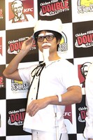 ニブンノゴ！宮地のカーネル・サンダースのコスプレは、Tシャツと黒のガムテープの組み合わせでスーツのように仕上げたもの。杖は「捨ててあった傘をリサイクルした」という。予算は300円くらいとのこと。