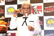 KFCの新商品「チキンフィレダブル」を手にフォトセッションに応じるロンブー淳。