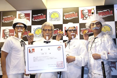 ロンドンブーツ1号2号・田村淳の「KFC臨時マーケティング・マネージャー就任式」にカーネル・サンダースのコスプレ姿で登場した淳（左から2人目）とニブンノゴ！。