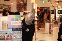 アルバム名「ULTRA POP!!」にちなんでウルトラセブンもイベントを偵察。メンバーと絡む場面も。